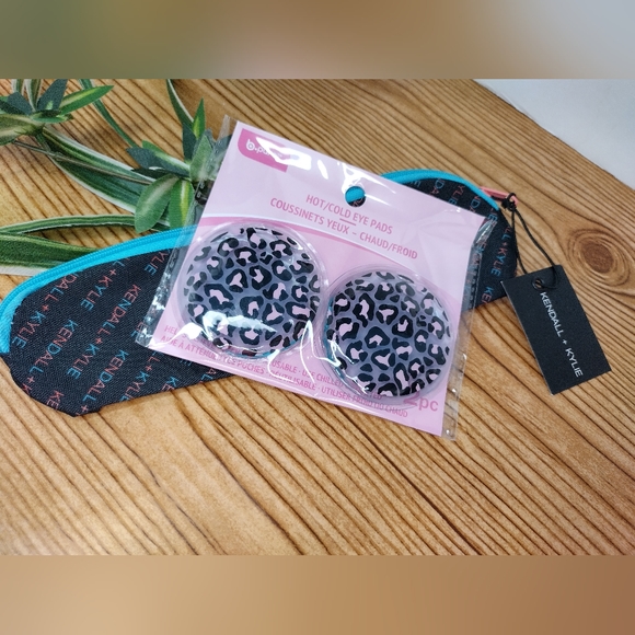 Kendall And Kylie Makeup Brush Case Bonus Cheetah Hot And Cold Eye Pads - Picture 15 of 15